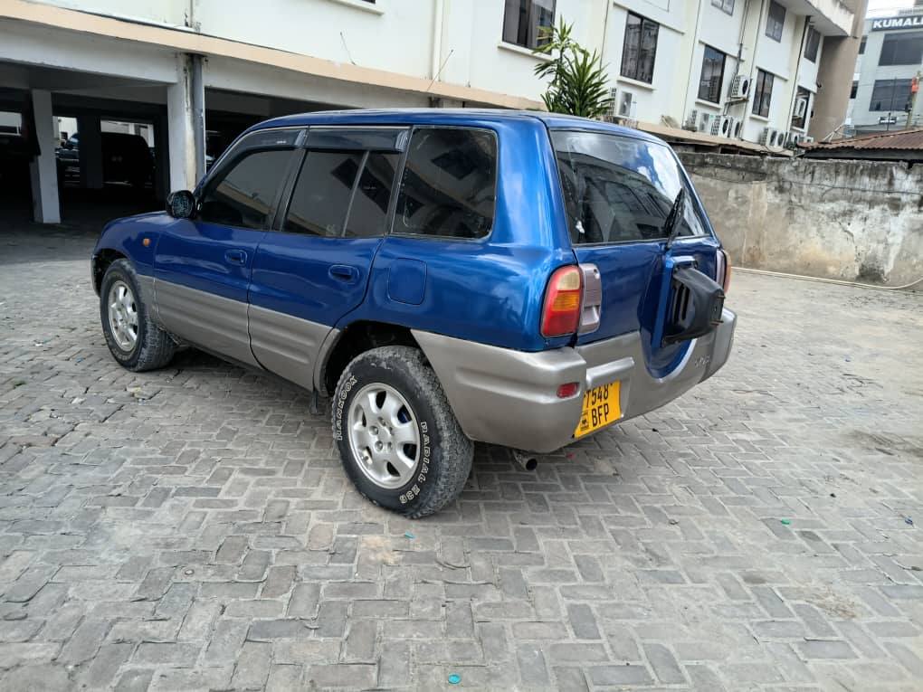 A picture of RAV4 OLD 0767058883