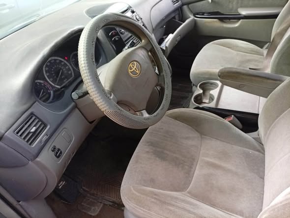 A picture of Toyota Sienna 05 for sale