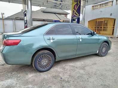 A picture of 2009 Toyota Camry with sound engine and smooth automatic transmission