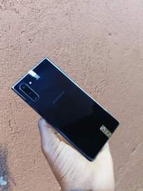 A picture of Samsung Galaxy Note10 256GB clean