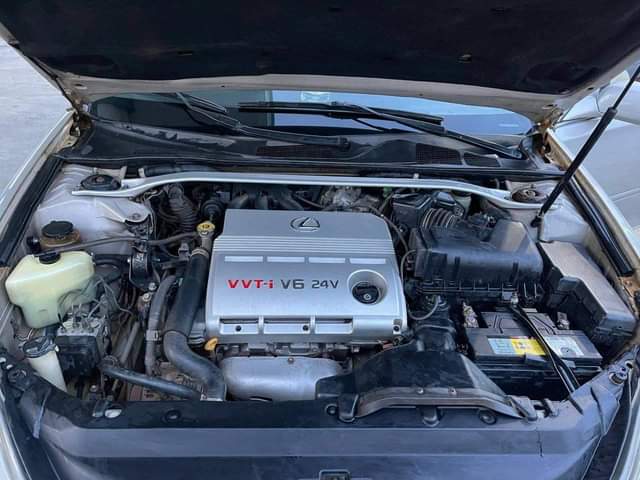 A picture of Lexus Es330 Model.