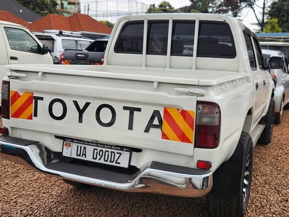 A picture of HILLUX DOUBLE CABIN 2001 MODEL PICKUP