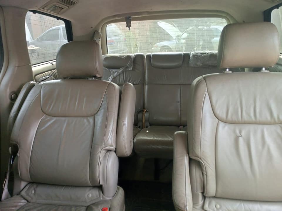 A picture of Toyota Sienna 07
