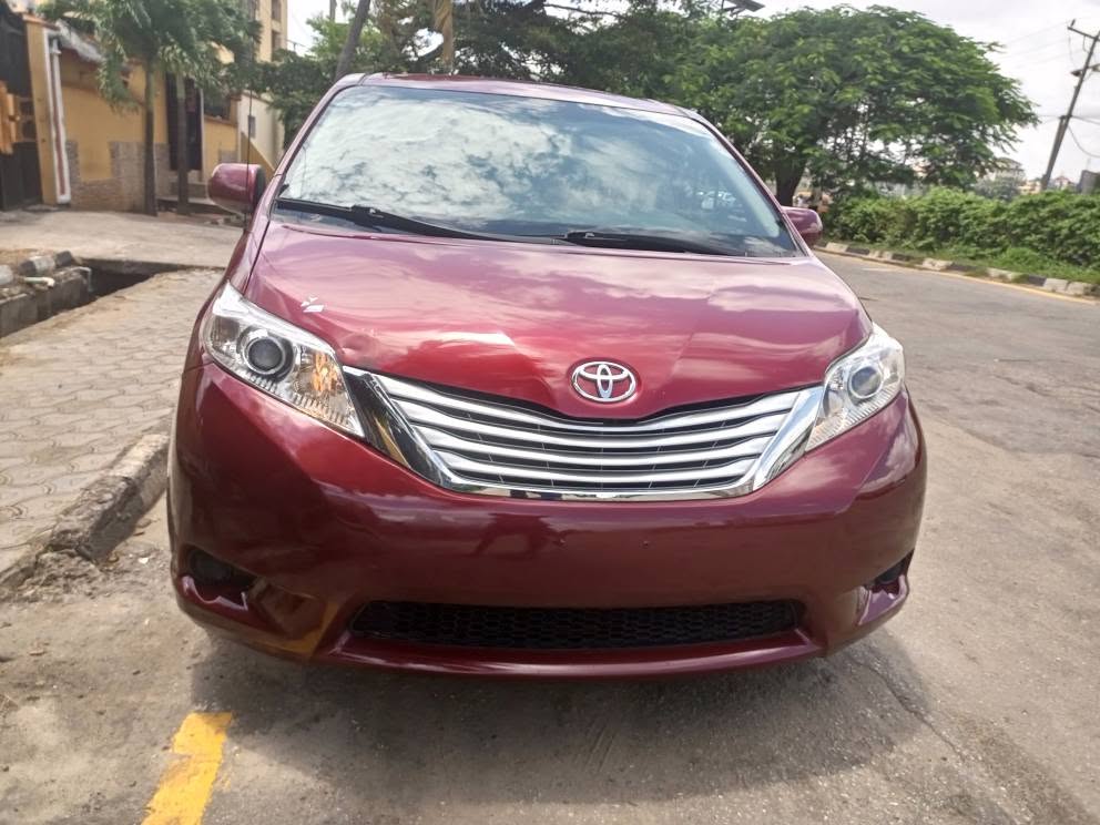 A picture of Toyota sienna Tokunbo new entry 2011 model