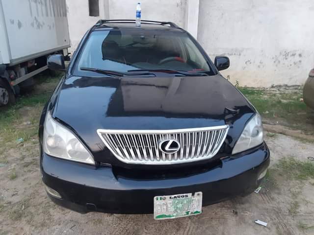 A picture of lexus RX 330 in good condition kv