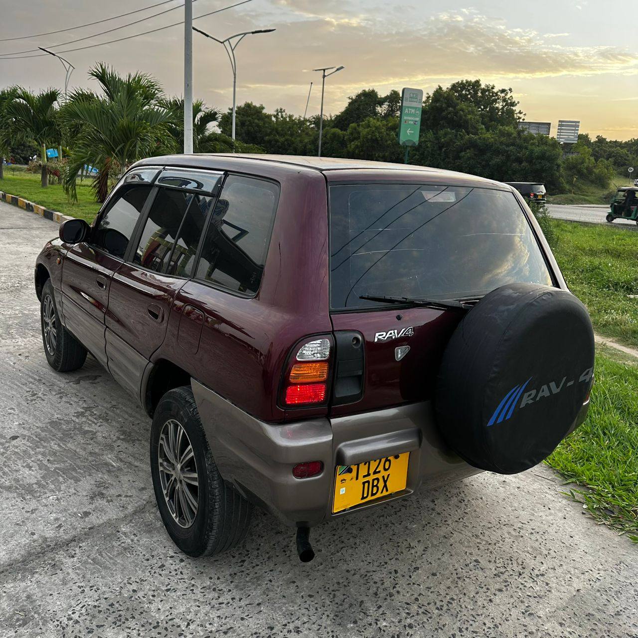 A picture of Toyota Rav4 old model PRICE 13 900 000 TSHS CONTACT