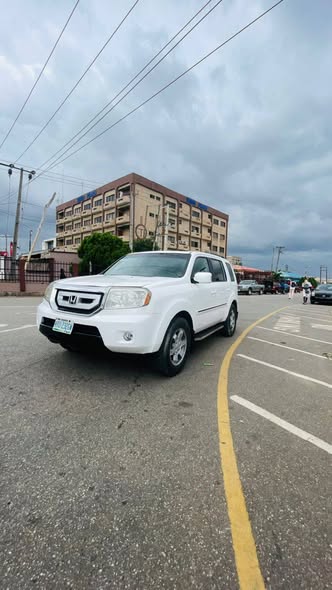 A picture of Honda pilot 2010