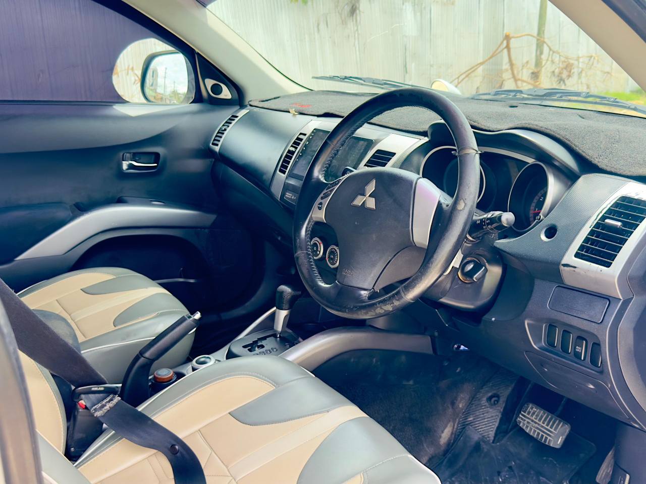 A picture of MITSUBISHI OUTLANDER KALI SANA