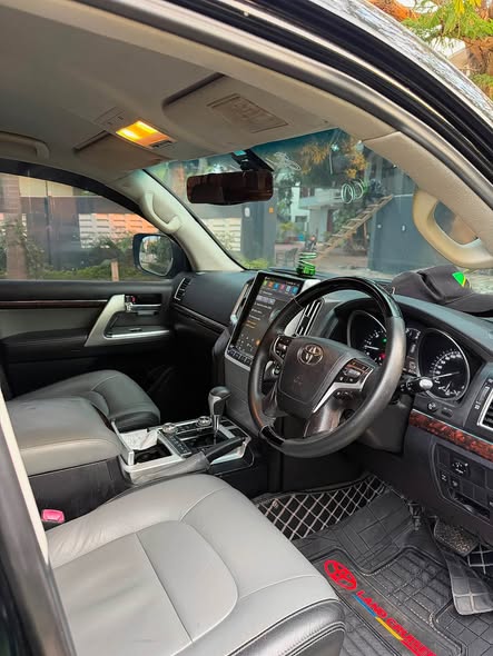 A picture of TOYOTA LC 200 DIESEL YA MWAKA 2014 NAMBA EB INAUZWA