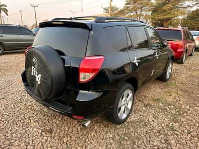 A picture of Super clean used Toyota rav 4 2009 model V4 engine