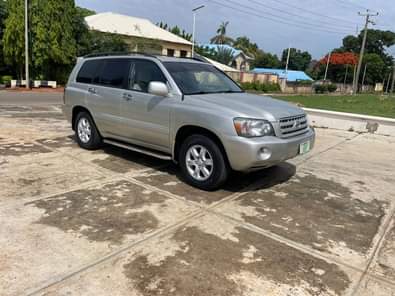 A picture of TOYOTA HIGHLANDER SLIGHTLY USED 2005 MODEL FIRST BODY WITH ORIGINAL