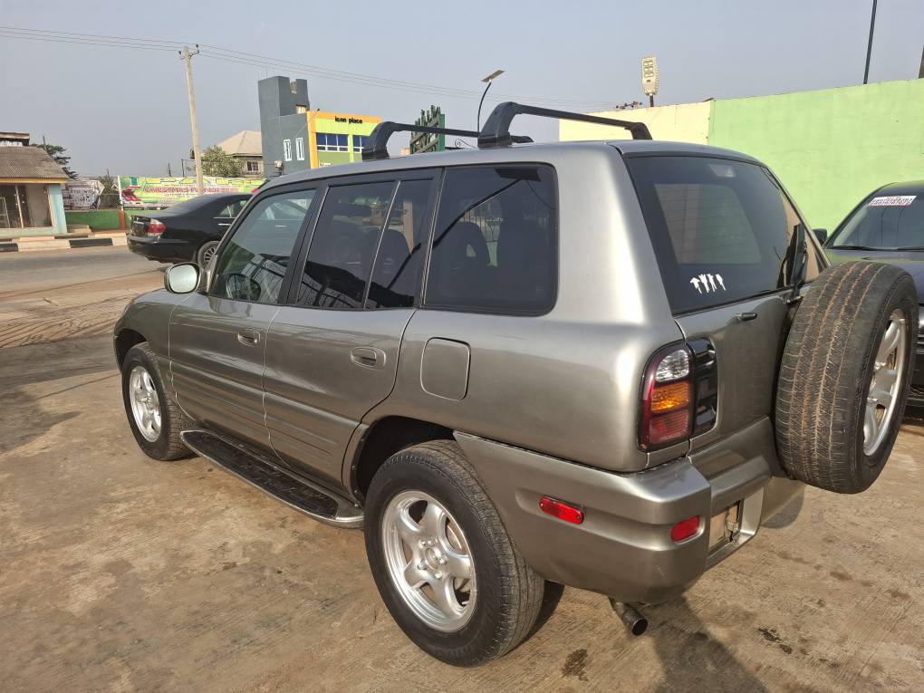 A picture of Rav4 2000 08025508383