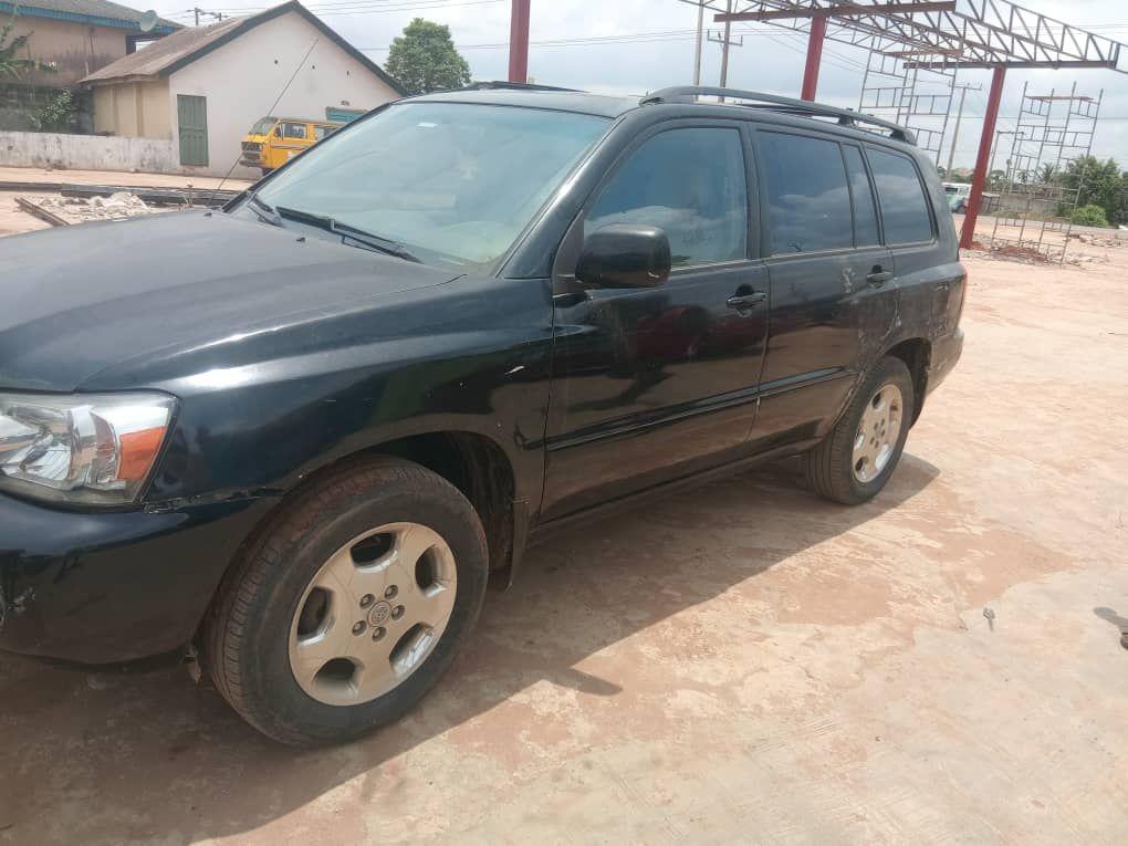 A picture of Toyota Highlander 2006 3Rows Seater First Body Pan