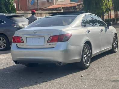 A picture of 2009 Lexus Es350 Very sound Registered with panoramic roof view
