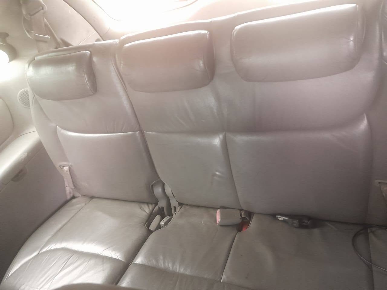 A picture of Toyota Sienna 2005 model first body XLE everything is working