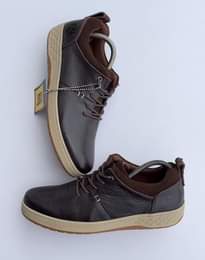 A picture of CAT ORIGINAL Size 40 45 Price 90 000 Call WhatsApp