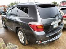 A picture of Extremely clean and sound Toyota Highlander