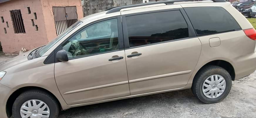 A picture of Toyota Sienna 2006