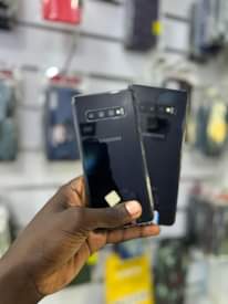 A picture of Samsung S10 128gb 8gb ram 650k WhatsApp or call 0759979422