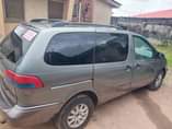 A picture of Toyota Sienna 2000 model