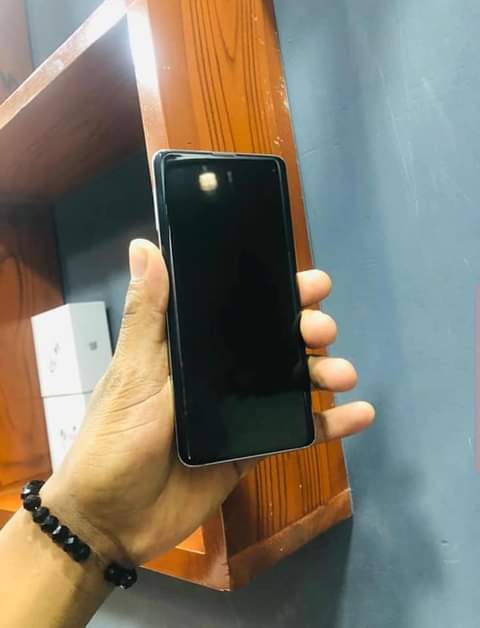 A picture of S10 plain 128gb bei 250 tu Laini 1 pin dot