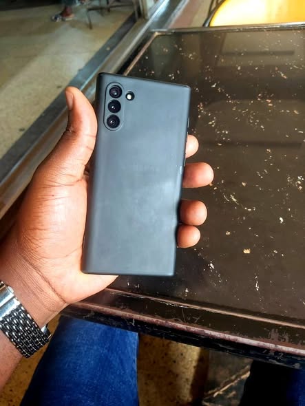 A picture of Samsung galaxy note10 256gb 8gbram clear cameras Cracked but working