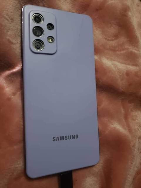 A picture of Samsung galaxy A52 with broken camera glass