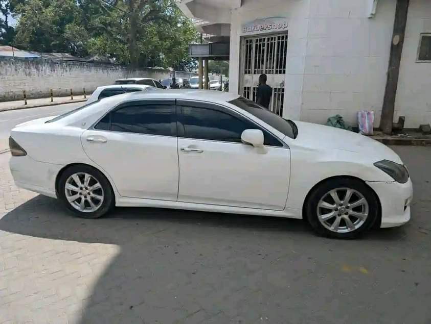 A picture of Toyota crown