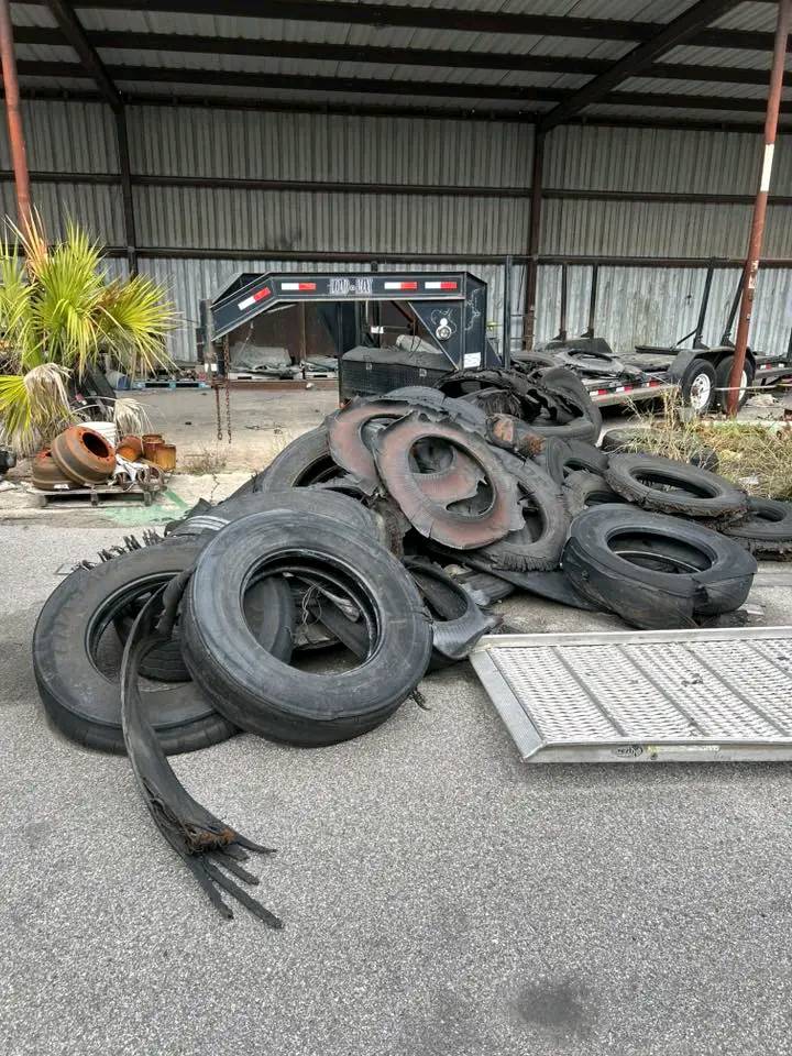 A picture of AM BUYING SCRAP TYERS CUSH 0740184141