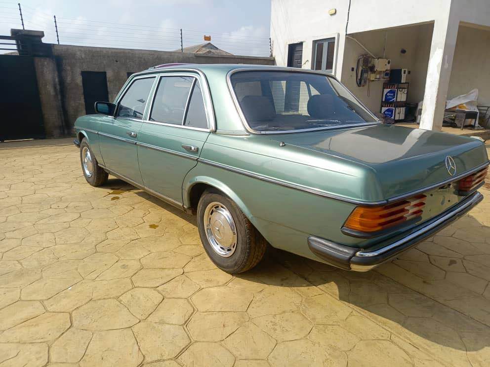 A picture of Vintage Mercedes Benz 200 W123