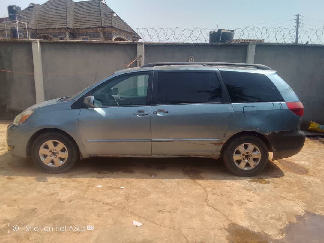 A picture of toyota sienna 05