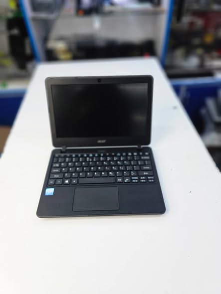 A picture of Acer travel mate b117 series