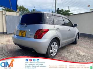 A picture of Toyota Ist 2003