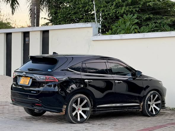 A picture of TOYOTA HARRIER NEW