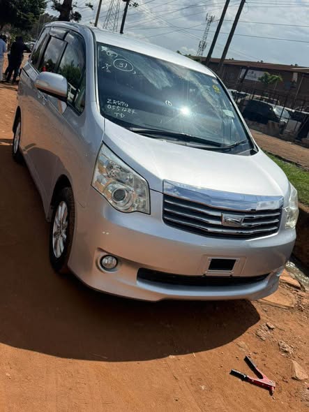 A picture of Toyota Noah 2013