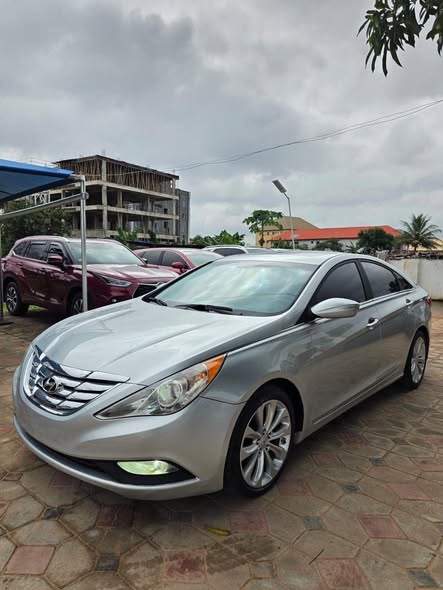 A picture of Hyundai sonata 2011 midel
