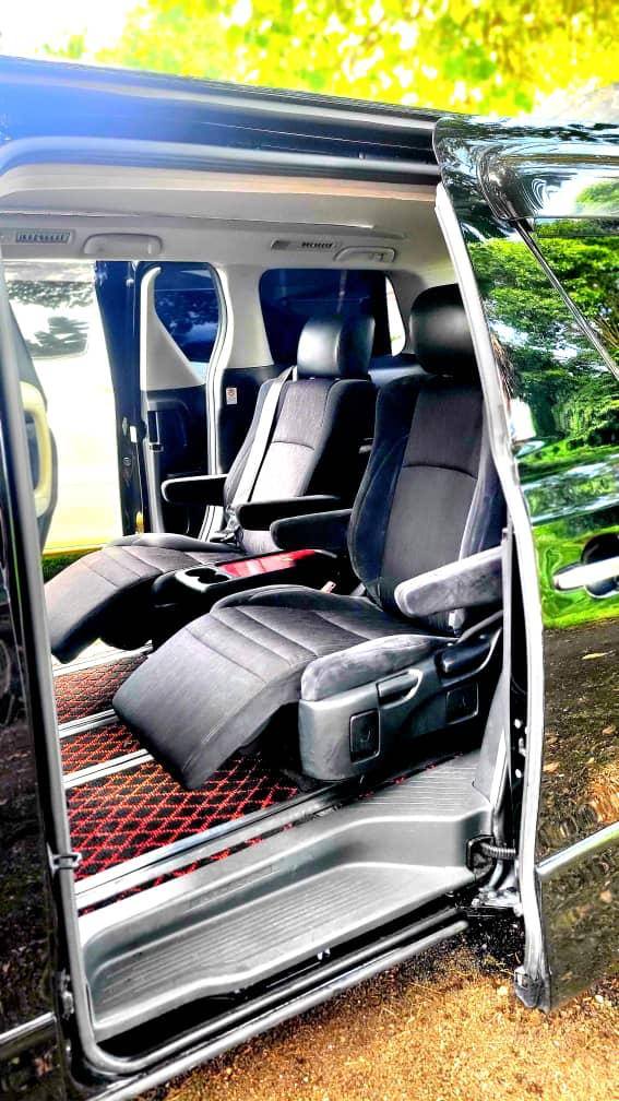 A picture of TOYOTA VELLFIRE No ELL WhatsApp call 2557 6248 3424 Price