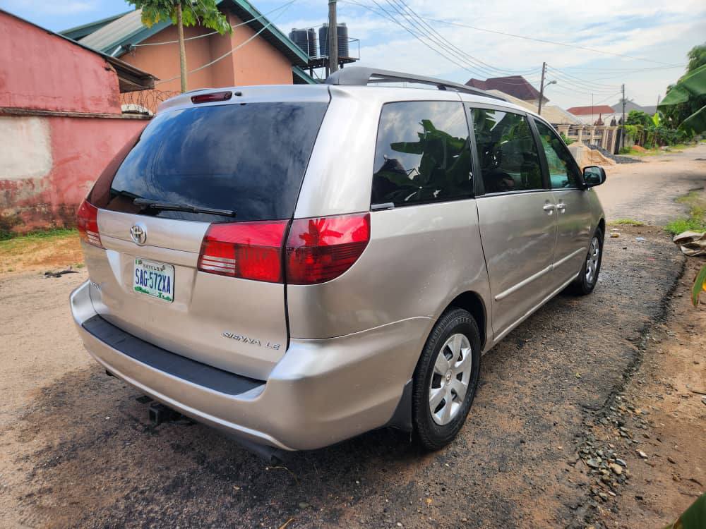A picture of Toyota Sienna 2005 model