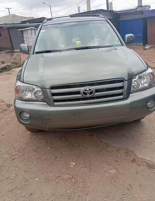 A picture of Toyota highlander 06 everything working perfect....