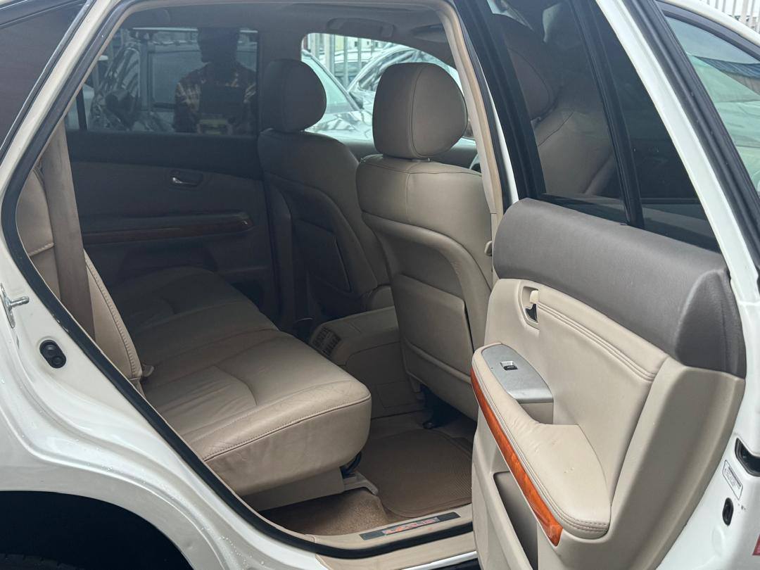 A picture of Brand Lexus RX 350 Color WHITE Year 2007 Mileage 94k