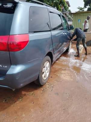 A picture of Toyota sienna 05 location ikorodu odogunyan engine and gear is