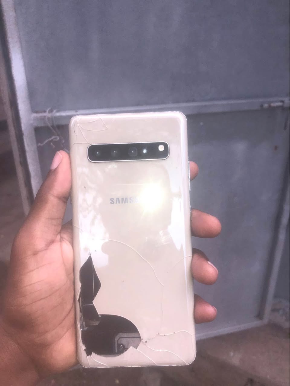 A picture of Samsung s10 