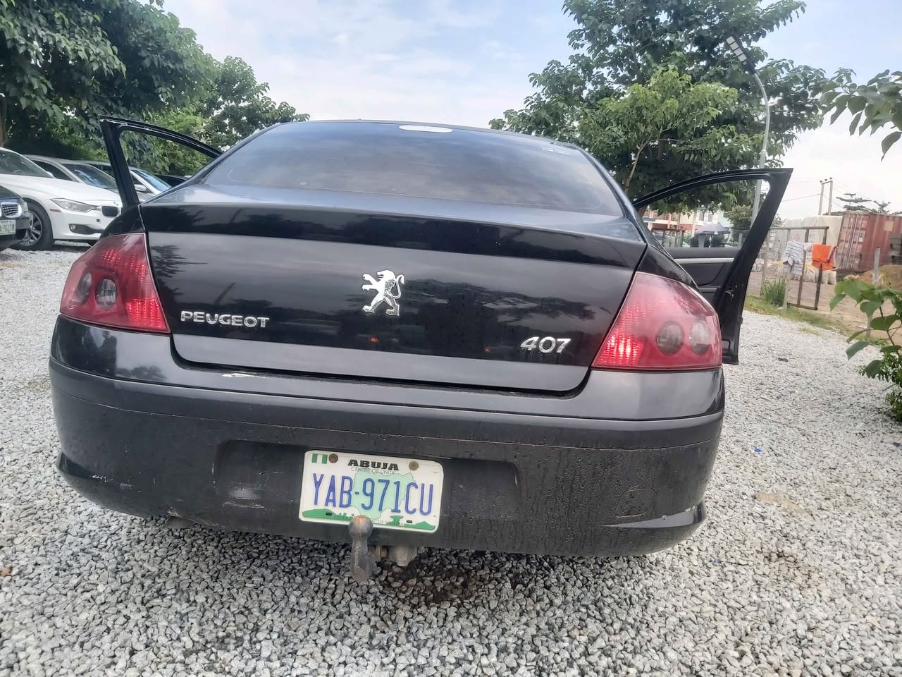 A picture of Distress peugeot 407.first body.sound engine and gear.ac is working .manual