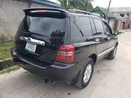 A picture of 2004 highlander slight top noise owner want to travel out