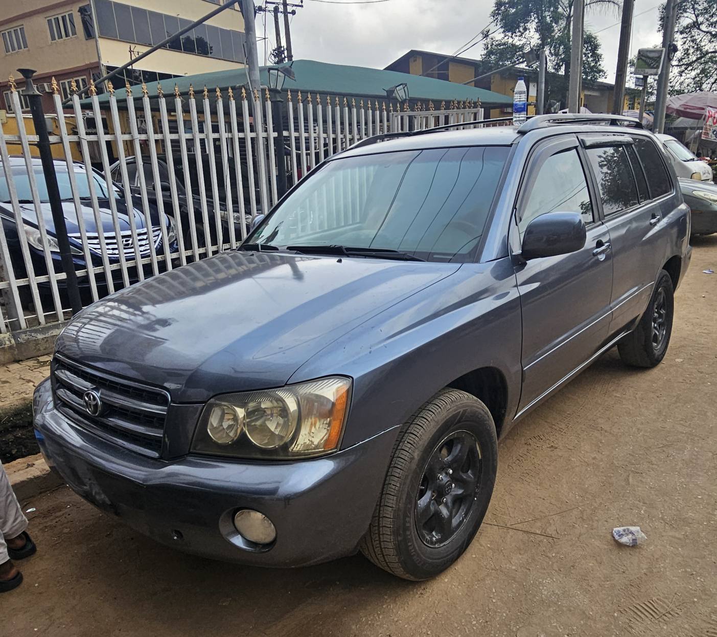A picture of 2004 TOYOTA HIGHLANDER