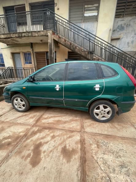 A picture of Nissan Almera Tino 04 model