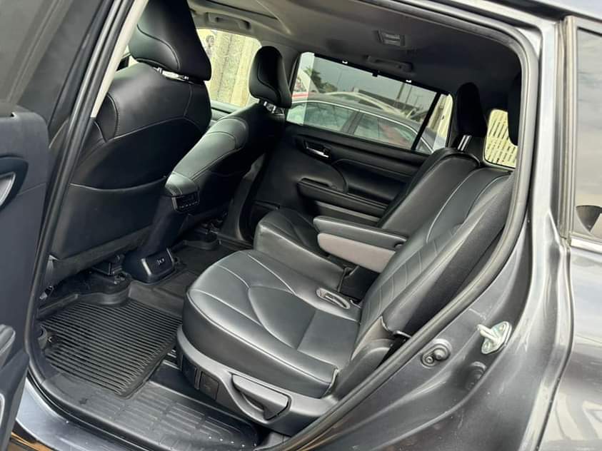 A picture of Super fresh and clean foreign used Toyota Highlander XLE with