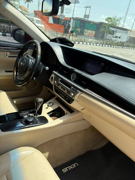 A picture of 2015 lexus ES350