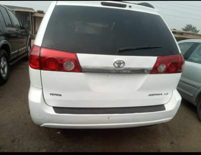 A picture of Toyota Sienna 05
