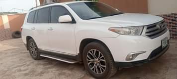 A picture of Toyota Highlander 2012